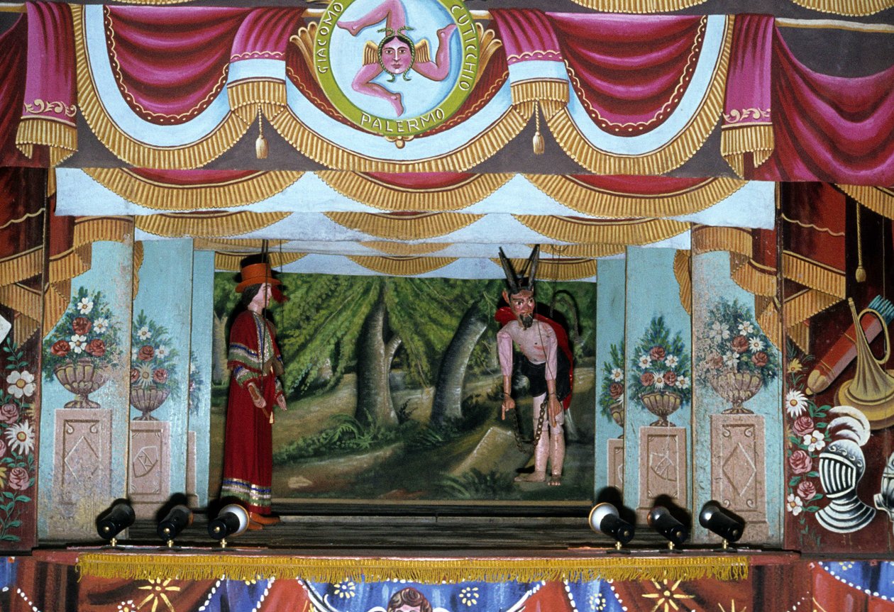 Puppi Theatre i Palermo. Dessa dockor, som tillhör en siciliansk tradition som går tillbaka till antiken, syftar till att berätta historien om invasioner och normandiska erövringar. På den övre delen av fotografiet finns den sicilianska symbolen för Trinac av School Sicilian