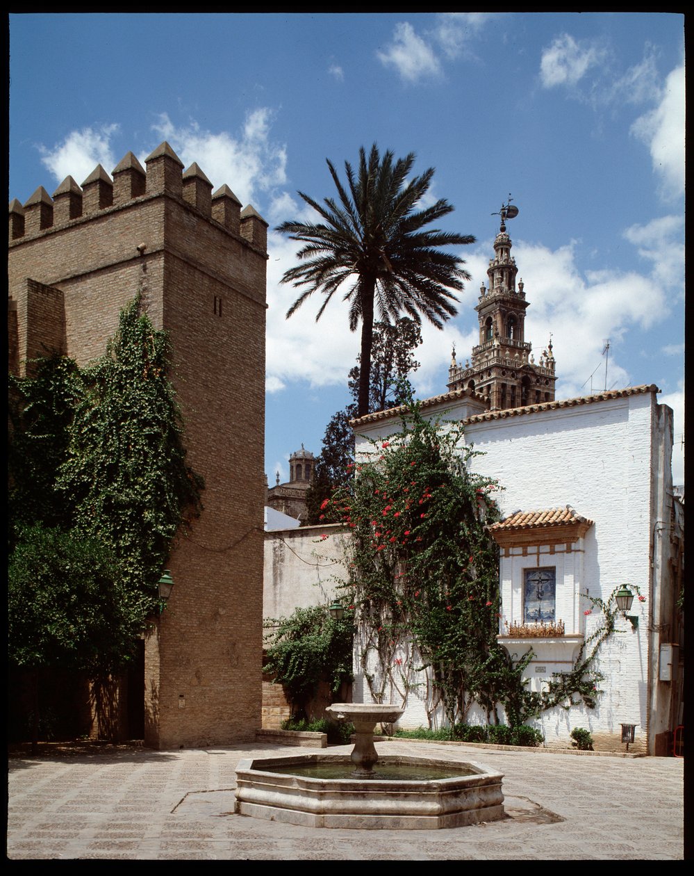 Almohad-konst: utsikt över giralda, före detta minaret som omvandlades till ett klocktorn av School Spanish