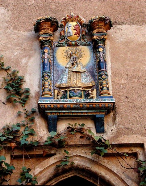 Keramiska vapen av Our Lady of Guadalupe (foto) av School Spanish