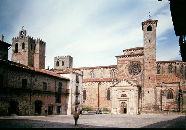 Utsikt över katedralen från Plaza Mayor, byggd 1150-1300-talet (foto) av School Spanish