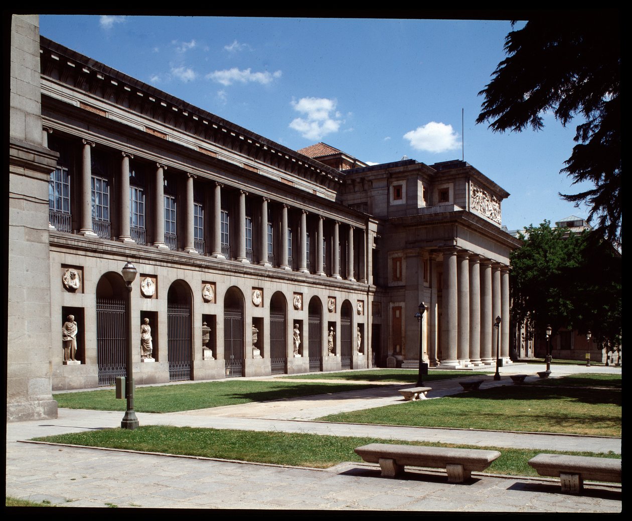 Utsikt över Pradomuseet (fotografi) av School Spanish