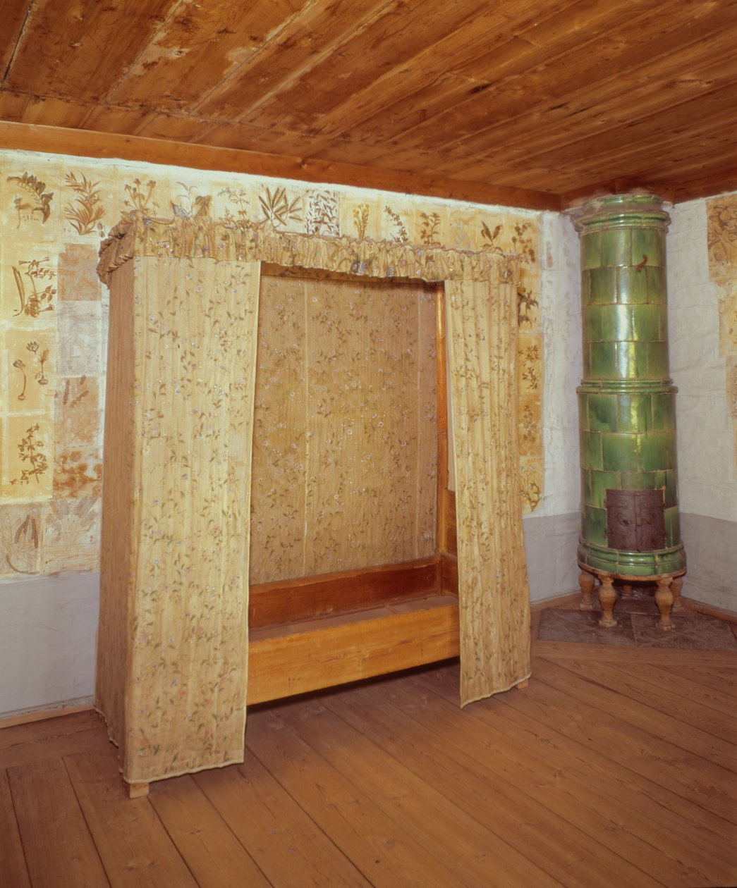 Hopfällbar säng och keramisk spis i Carl Linnés hem (1707-78) (foto) av School Swedish