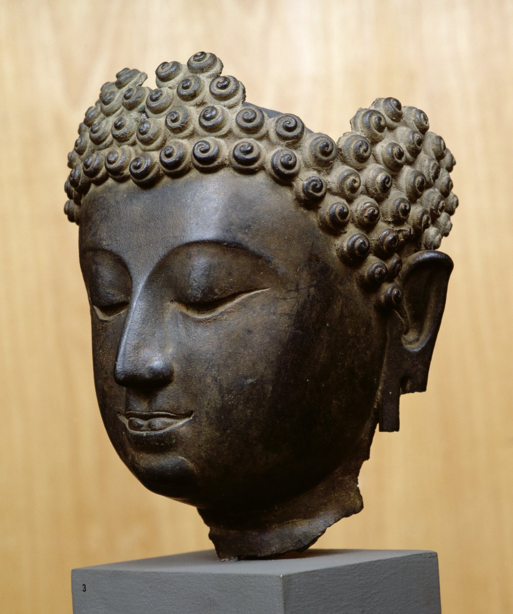 Buddhas huvud tittar ner, Lan Na Culture (brons) av School Thai