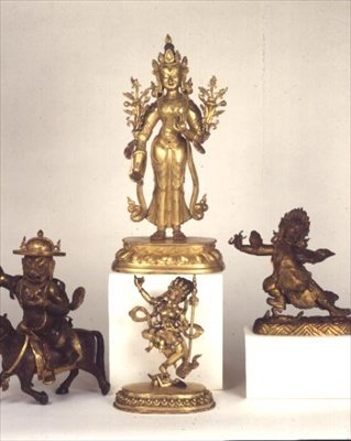 Sino-tibetansk figur i förgylld mässing av Padmapani; Östtibetansk förgylld bronsfigur av Dam-can Dor-je Legs-pa; Sino-tibetansk figur av Syamatara; polykrom figur av Vajravavali (brons) av School Tibetan