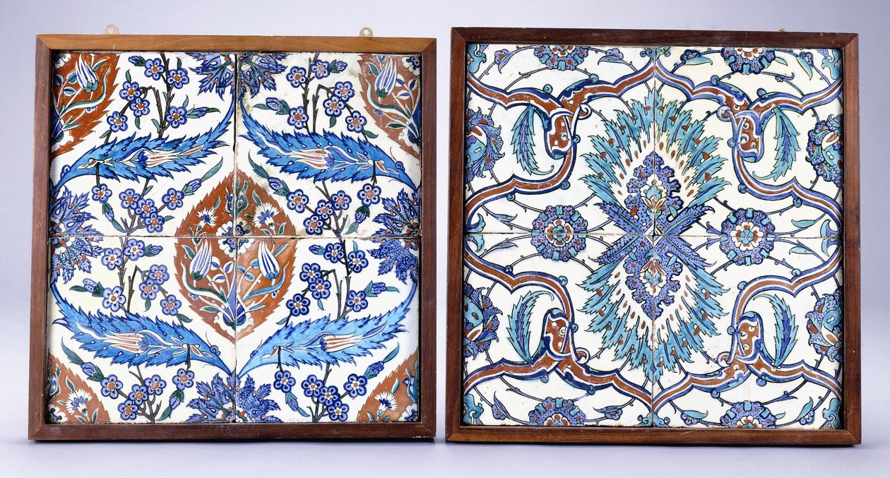 En Iznik-bricka med plommonblommor och tulpaner, gjord ca 1570, och en 1600-tals Iznik-bricka med röd och blå delad palmett, c.1570; 1600-talet (keramik) av School Turkish