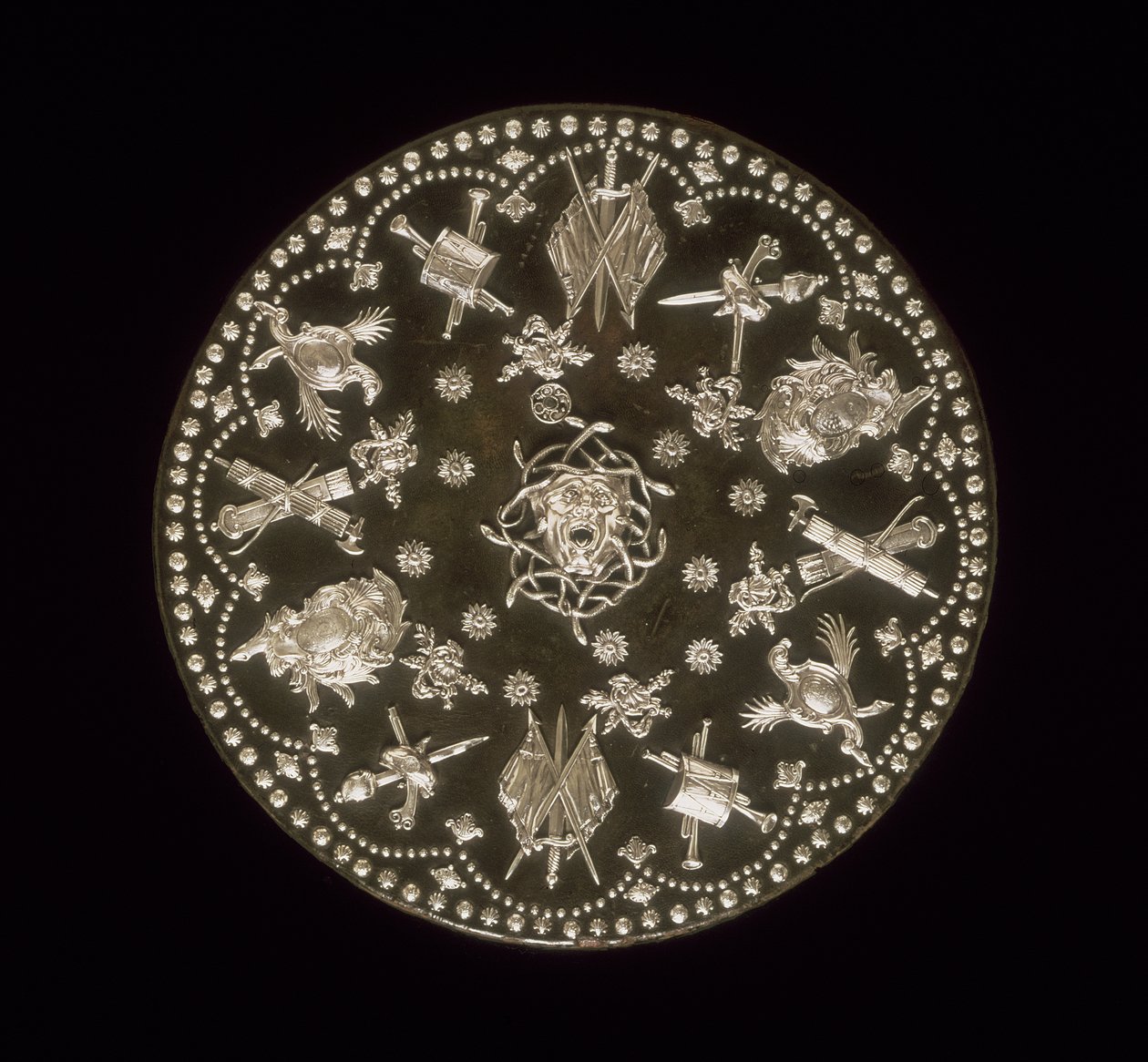 Dress Targe, en del av utrustningen som presenterades för Charles Edward Stuart av James, 3rd Duke of Perth, 1740 (trä, grisskinn och silver) av Scottish School