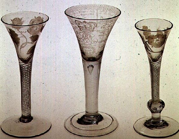 Jacobitglas: från vänster till höger: vinglas med trumpetskål, 1745; Amen glas, James VIII av Skottland, 1725; Vinglas med trumpetskål, 1750 (glas) av Scottish School