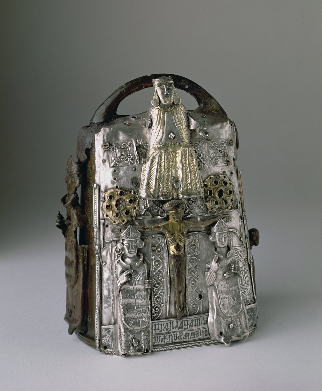 Guthrie Bell Shrine, med representationer av Gud och korsfästelsen, en inskription på latin, förvarad på Guthrie Castle, Forfarshire (metallarbete) av Scottish School