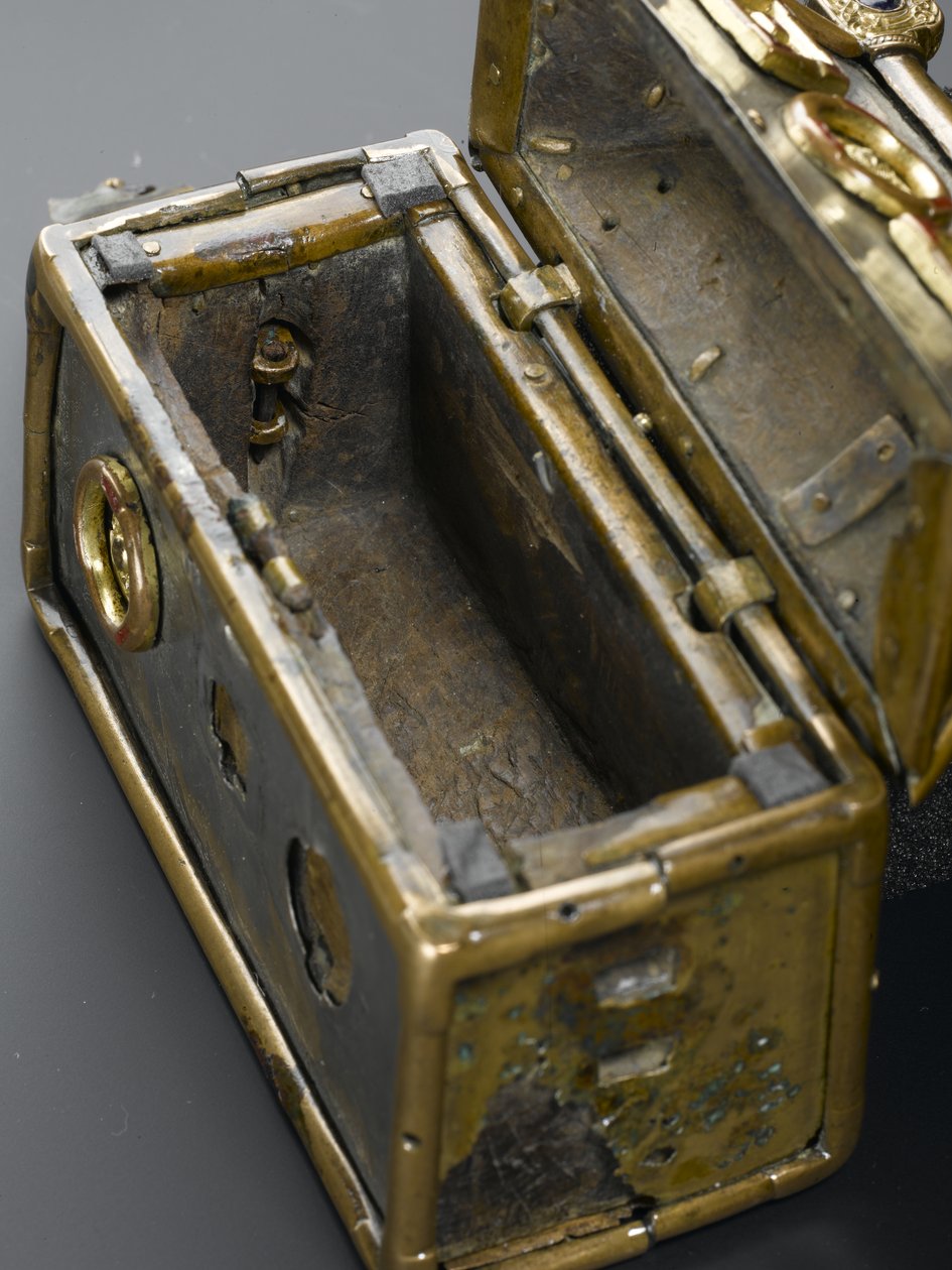 The Monymusk Reliquary, c.8th century AD (brons, silver, trä, kopparlegering, glas, emalj) av Scottish School