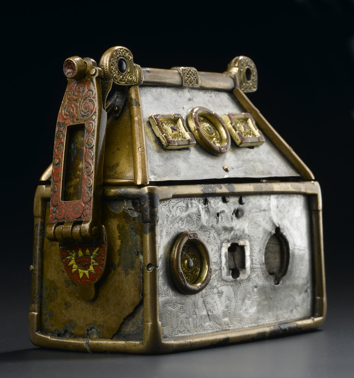 The Monymusk Reliquary, c.8th century AD (brons, silver, trä, kopparlegering, glas, emalj) av Scottish School