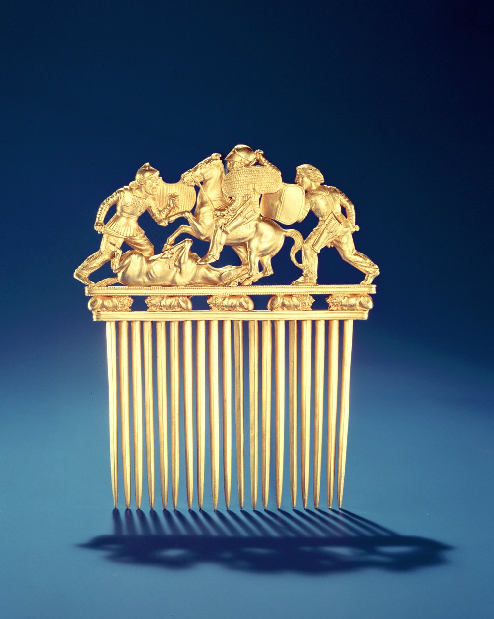 Framsidan av en skytisk kam, från Solokha gravhög, Steppe (guld) (för baksidan se 89699) av Scythian