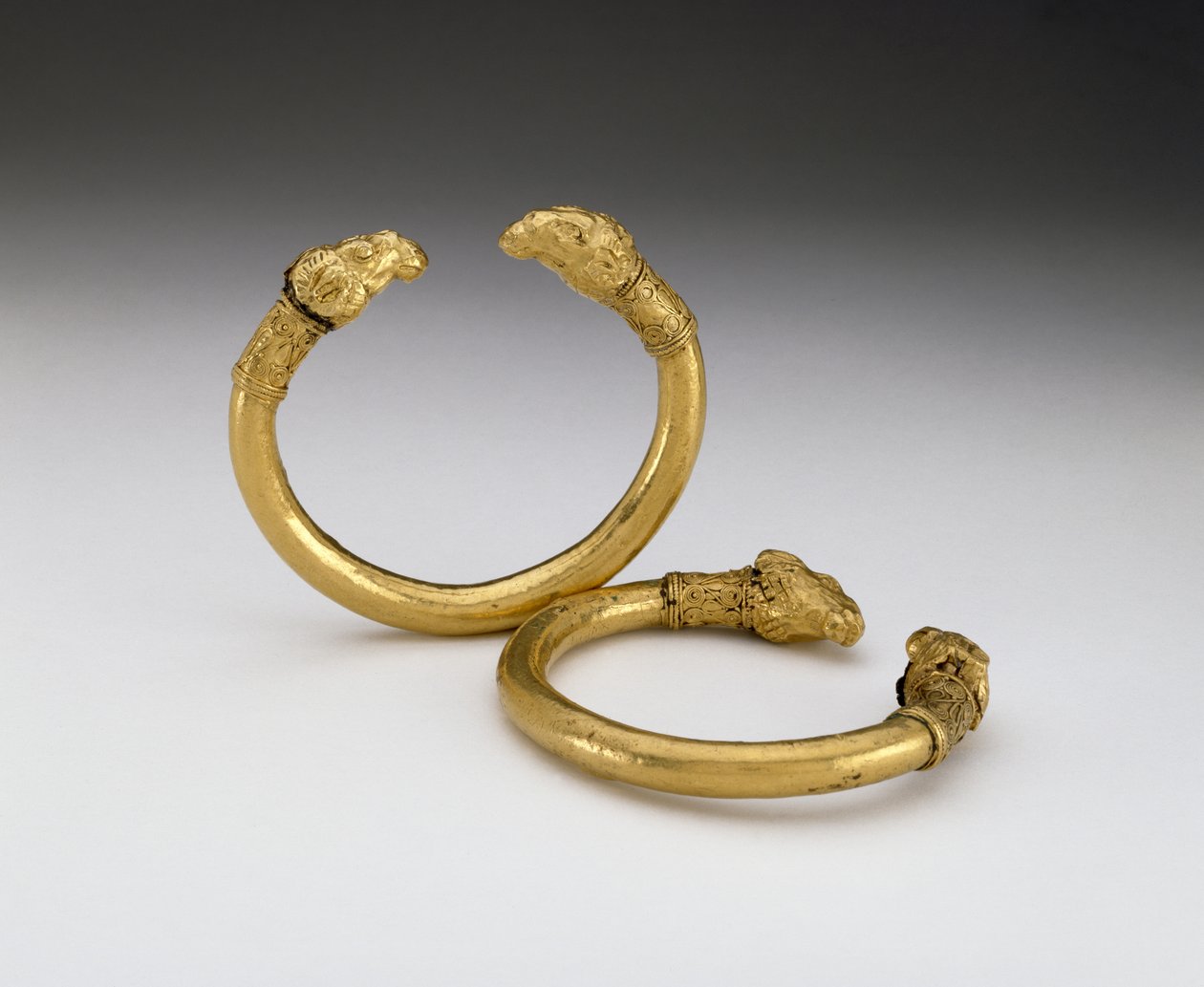 Ett par armband med vädurshuvudterminaler (brons och guld) av Scythian