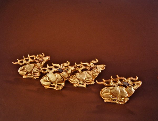 Renar, fyra plaketter från en träkoger (guld & turkos) av Scythian