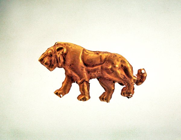 Stridande lejon, prydnad från ett begravningstak, sent 3:e årtusendet f.Kr. (guld) av Scythian