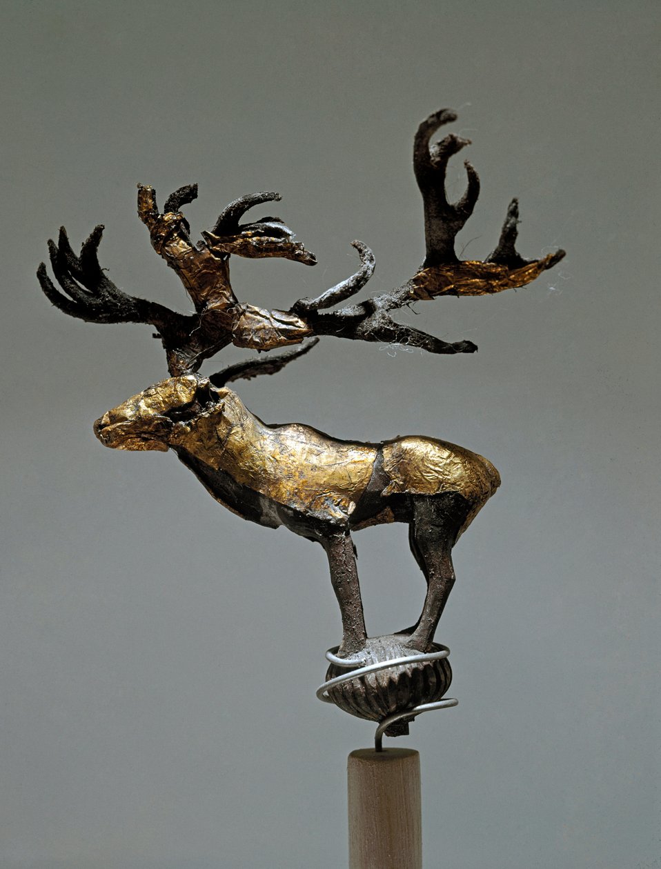 Art Scythian (Scythian civilisation): prydnad som föreställer ett rådjur. Från Altai, 400-talet f.Kr. Sankt Petersburg, Hermitagemuseet av Scythian
