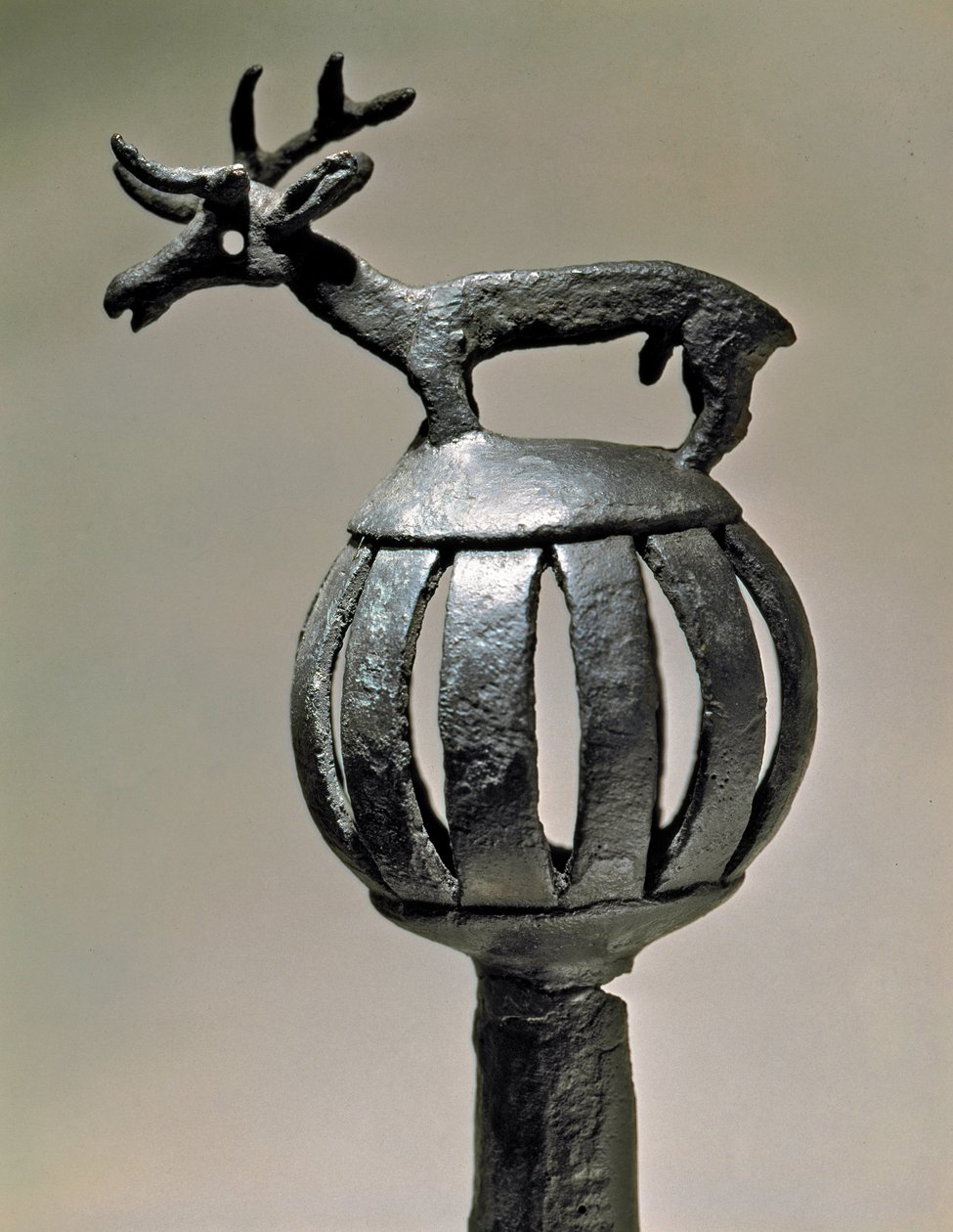Art Scythian (Scythian civilisation eller Scythia): brons tank prydnad toppad med figuren av ett rådjur. Objekt från 700- och 600-talet f.Kr. Sankt Petersburg, Hermitagemuseet av Scythian