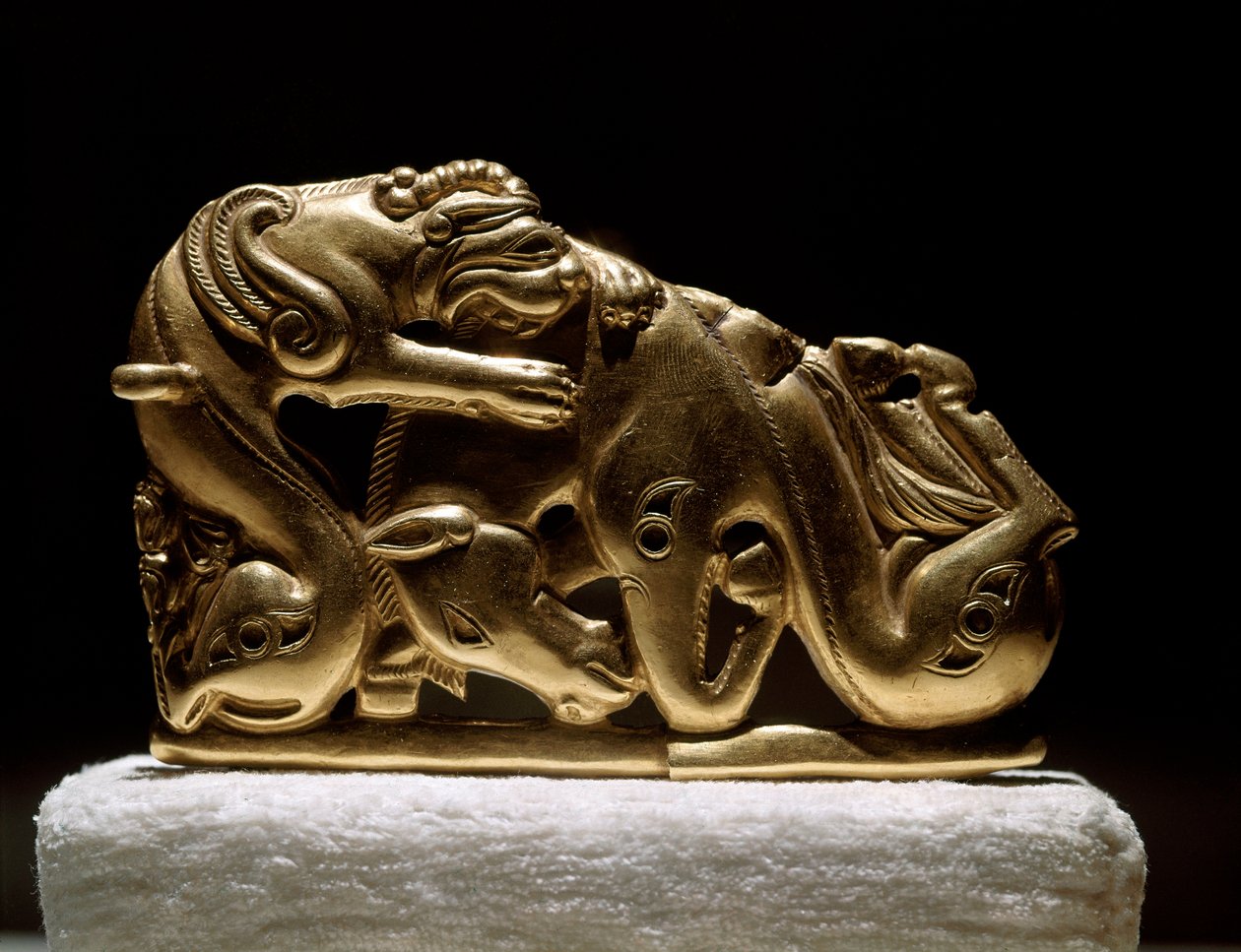 Art Scythian (skytisk eller skytisk civilisation): guldbältesfibul som föreställer en griffin som attackerar en häst. Från Chiliktin. 5:e-4:e århundradet f.Kr. Sankt Petersburg, Hermitagemuseet - skytisk konst (skytisk civilisation): bältesspänne i guld so av Scythian