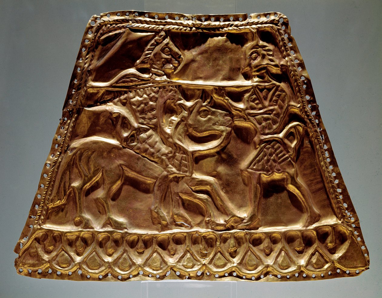Gyllene ark som visar en ryttare som attackerar en krigare med ett spjut (skytisk konst, 500-300-talet f.Kr.) av Scythian