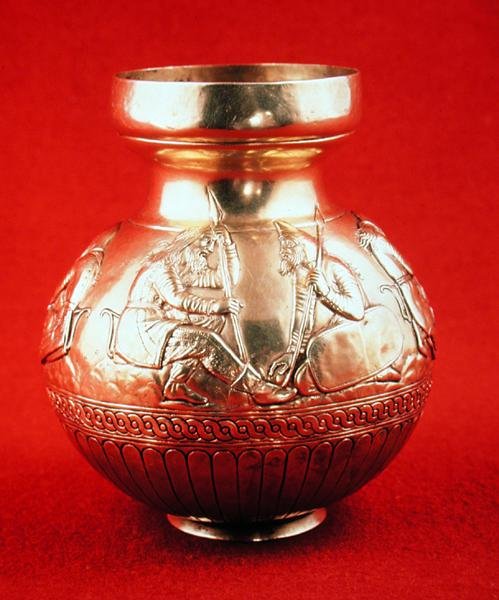 Kanna med scener av skytiskt liv, från Kul Oba på Krim, Ukraina (guld) av Scythian