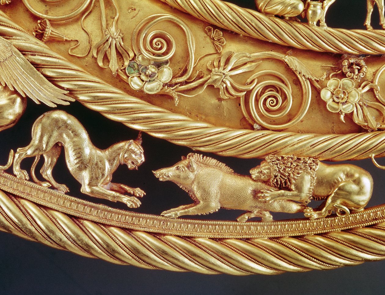 Lejon och panter som attackerar ett vildsvin, Detalj av en guldpectoral från Tovsta Mohyla (guld) av Scythian