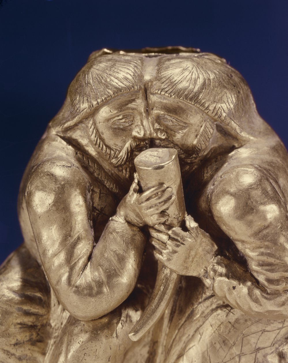 Plack föreställande två skyter som delar en drink (guld) (detalj av 343170) av Scythian