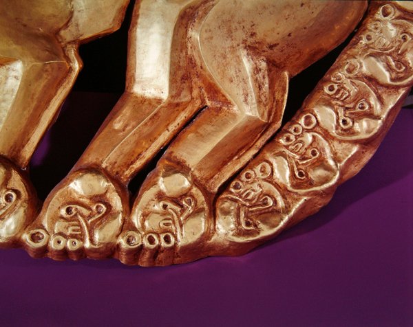 Sköldemblem i form av en panter, 700-650 f.Kr. (guld, bärnsten och färgad emalj) (detalj av 165769) av Scythian