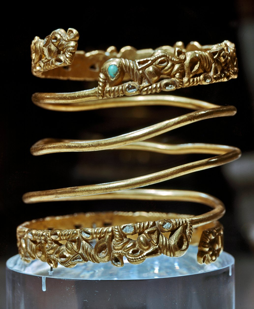 Art Scythian (skytisk eller skytisk civilisation): guld och turkos armband av Sarmate-stammen, 2:a århundradet f.Kr. - 3:e århundradet e.Kr. Sankt Petersburg, Hermitagemuseet av Scythian Scythian