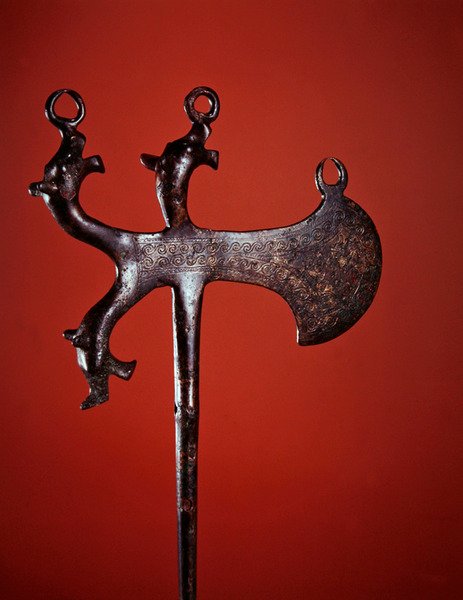 Yxformad stift dekorerad med djurhuvuden (brons) av Scythian Scythian