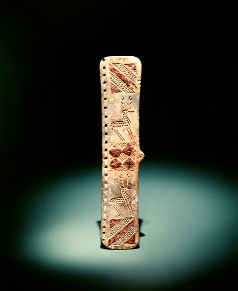 Bälteslås graverad med snidad geometrisk ornament och hjorts, tidigt 1:a årtusendet f.Kr. (brons inlagd med järn) av Scythian Scythian