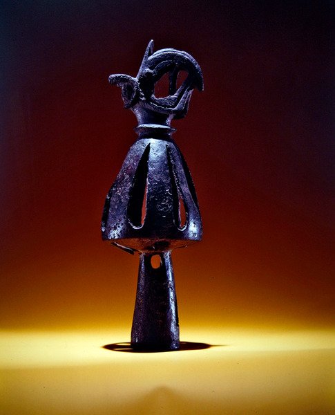 Slutlig, genombruten kon dekorerad med ett griphuvud med baggehorn, sent 700- tidigt 600-tal f.Kr. (brons) av Scythian Scythian