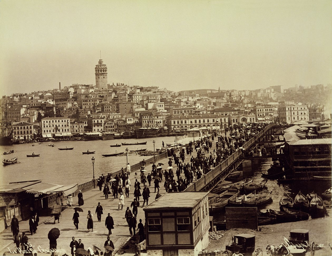 Galatabron över Gyllene hornet, Istanbul, ca 1890 (s/v foto) av Sebah and Joaillier