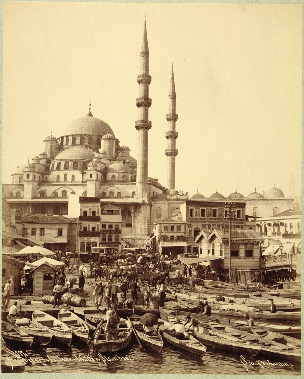Santa Sophia-moskén och fiskebåtar på stranden av Bosporen, Istanbul, ca 1890 (s/v foto) av Sebah and Joaillier