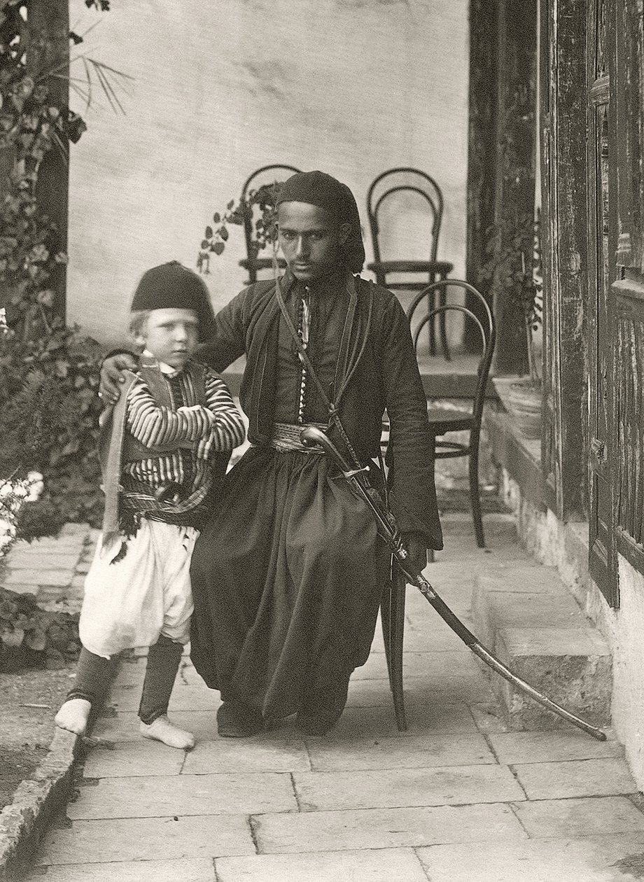 Arab kawass (ottomansk vakt) med en ung pojke i trädgården till ett hus i Judea-distriktet i Jerusalem, 1867 av Sergeant Henry Phillips