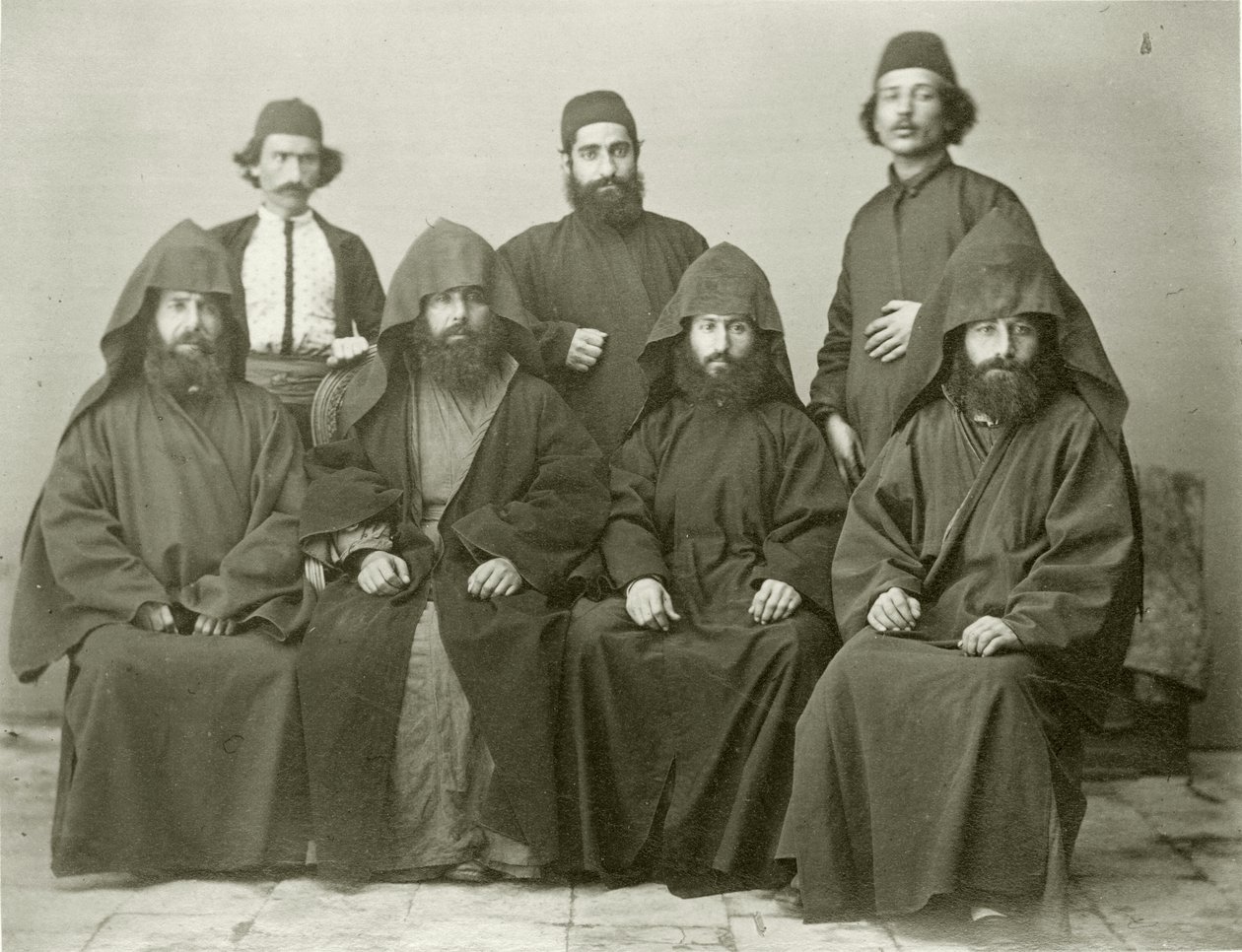 Grupp på 4 armeniska präster och 3 andra på innergården på Mediterranean Hotel, Jerusalem, 1867 av Sergeant Henry Phillips