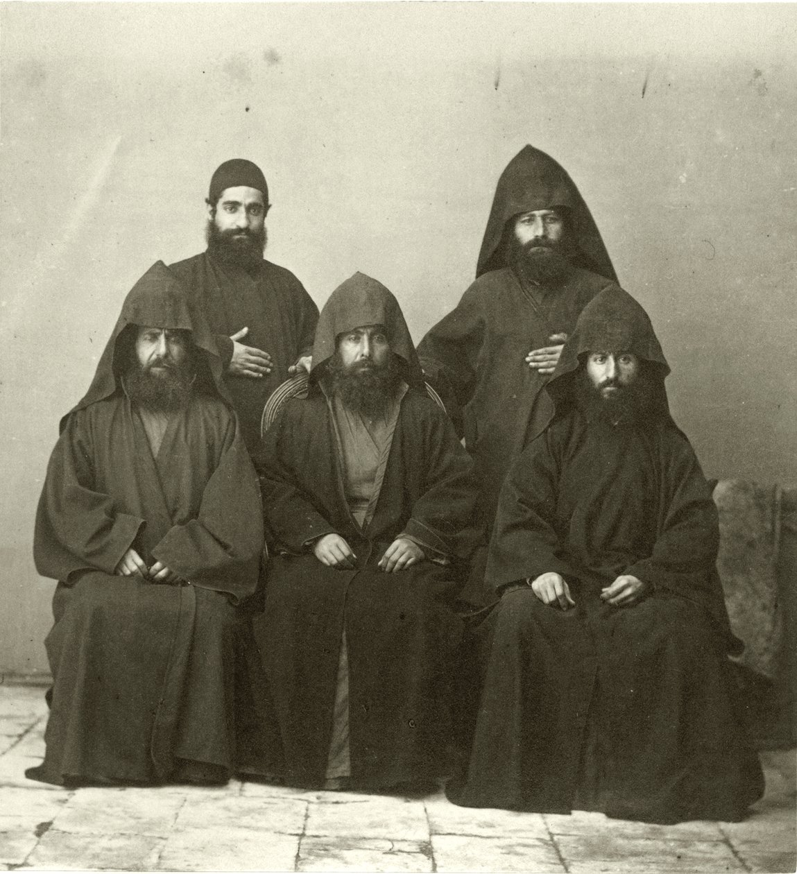 Grupp om 5 armeniska präster på gården till Mediterranean Hotel, Jerusalem, 1867 av Sergeant Henry Phillips