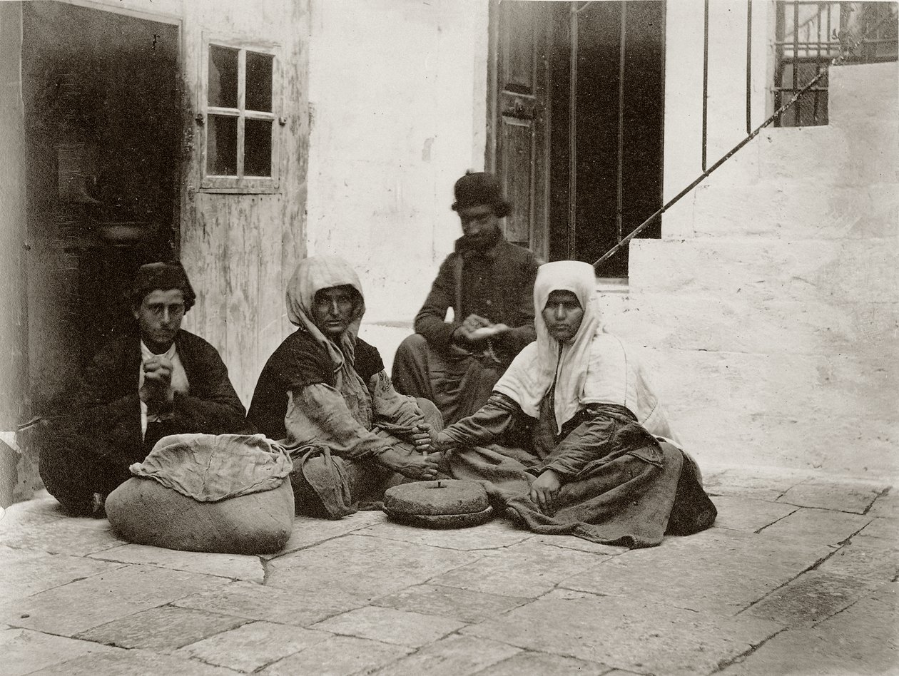 Kvinnor som maler mjöl med runda kvarnstenar på en innergård till ett hus i Jerusalem, 1867 av Sergeant Henry Phillips