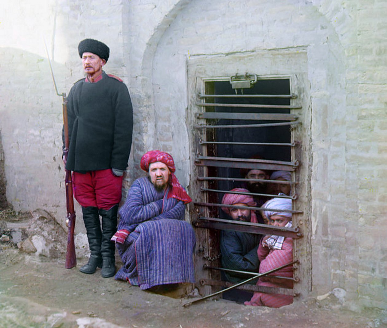 Ett traditionellt centralasiatiskt fängelse, 1904 av Sergei Mikhailovich Prokudin Gorskii