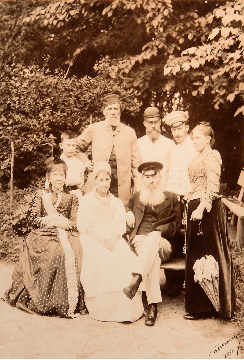 Poeten Yakov Petrovich Polonskys familj (Iakov Petrovitch Polonski) (1819-1898) besökte poeten Afanasy Afanasievich Fet (Foeth) (Afanassi Afanassievitch Chenchine) (1820-1892). Albuminfoto av Sergei Dmitrievich Botkin (1869-1945) av Sergei Dmitrievich Botkin