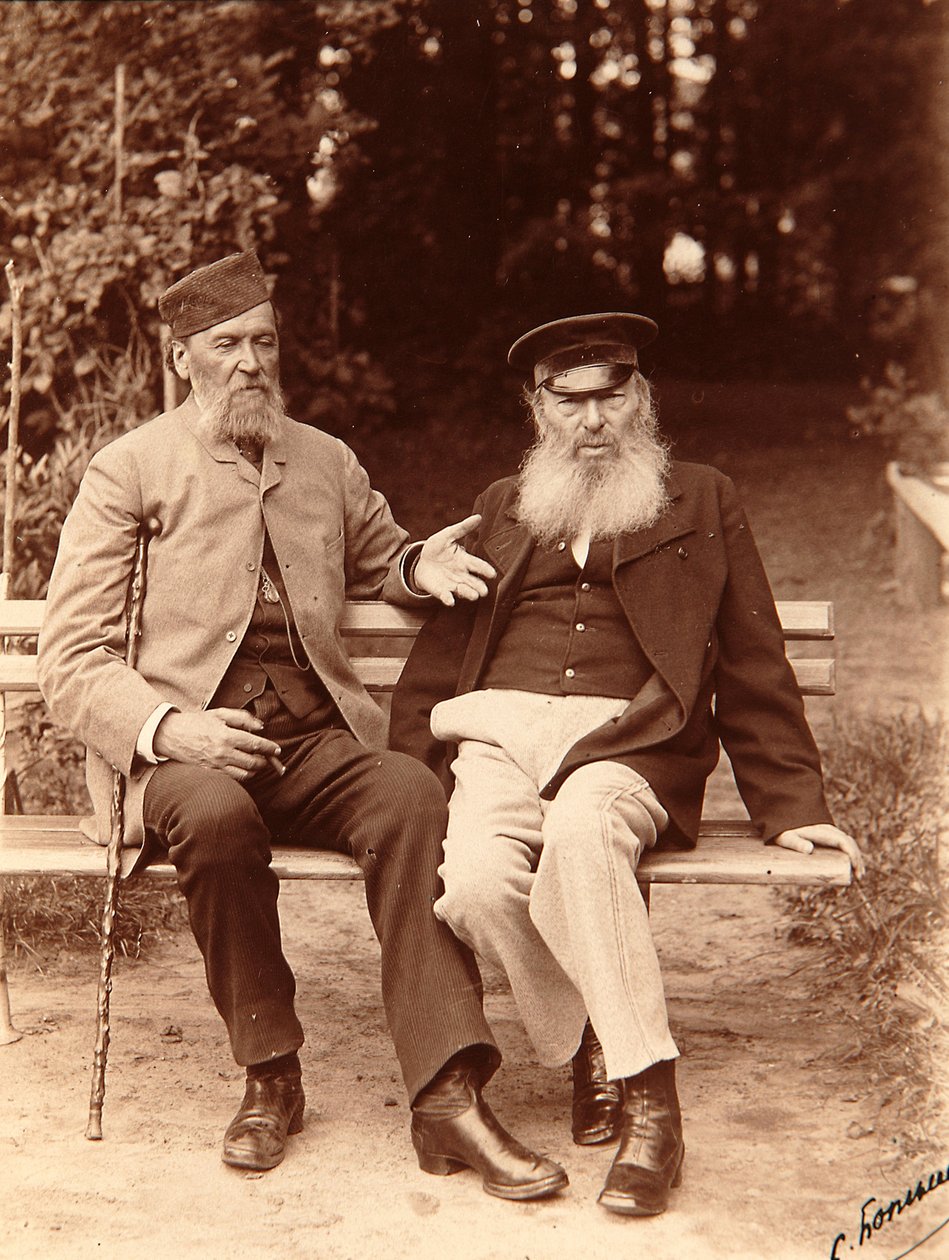 Poeterna Yakov Petrovich Polonsky (Iakov Petrovitch Polonski) (1819-1898) och Afanasy Afanasievich Fet (Foeth) (Afanassi Afanassievitch Chenchine) (1820-1892). Albuminfoto av Sergei Dmitrievich Botkin (1869-1945) av Sergei Dmitrievich Botkin