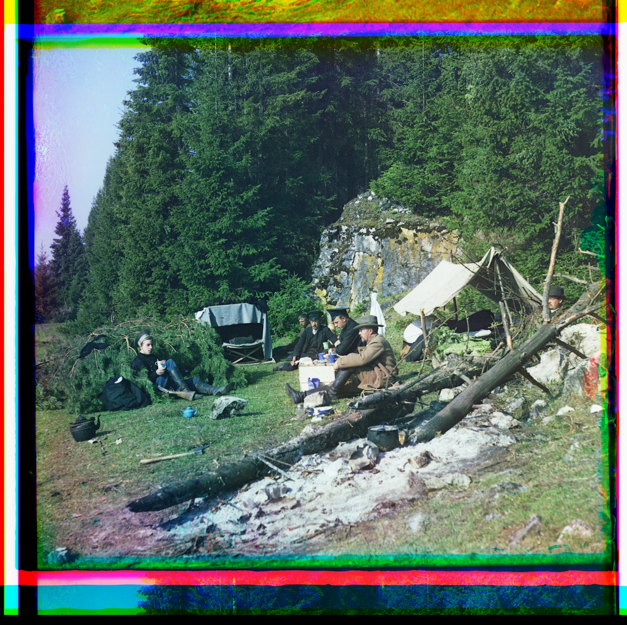 Sergei Prokudin-Gorskii och andra sitter på en camping, Chusovala-floden, Uralbergen, Ryssland av Sergei Mikhailovich Prokudin Gorskii