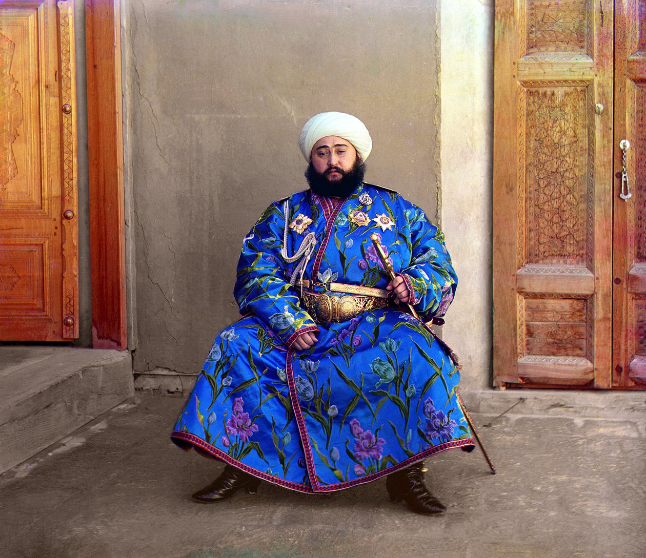 Alim Khan, emir av Buchara, sittande med svärd i handen, Buchara, Ryska riket, mellan 1905 och 1915 av Sergey Prokudin Gorsky
