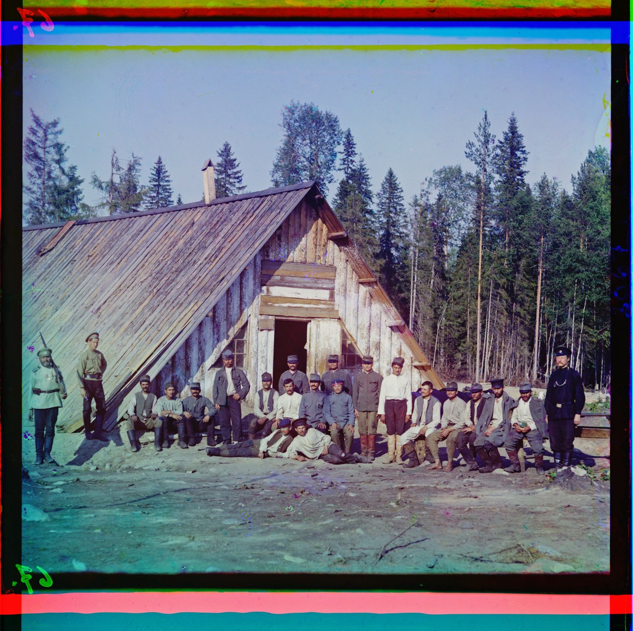 Österrikiska krigsfångar inför deras baracker i Karelen efter den misslyckade vinteroffensiven, Ryssland, 1915 av Sergey Prokudin Gorsky