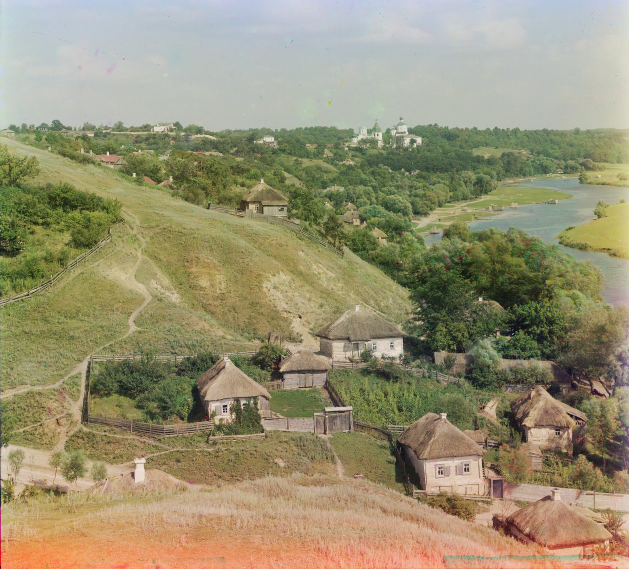 Putivl, Ukraina vid floden Simma, med Molchanskiy-klostret i fjärran, 1905-1915 av Sergey Prokudin Gorsky