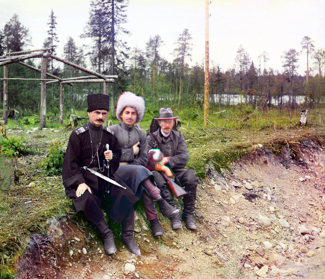 Fotografen Sergey Mikhailovich Prokudin-Gorsky och två män i kosakdräkt, Murmanskbanan, Ryska imperiet 1915 av Sergey Prokudin Gorsky