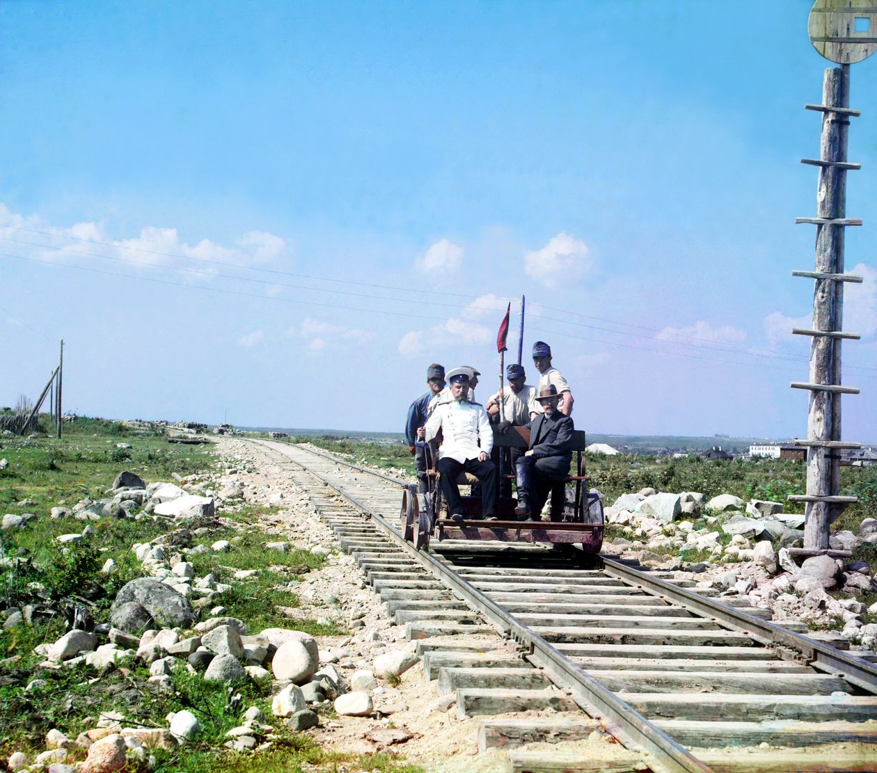 Fotografen Sergey Prokudin-Gorsky, en tjänsteman och fyra järnvägsarbetare på en handvagn utanför Petrozavodsk på Murmansk järnvägen, Ryska imperiet, 1915. av Sergey Prokudin Gorsky