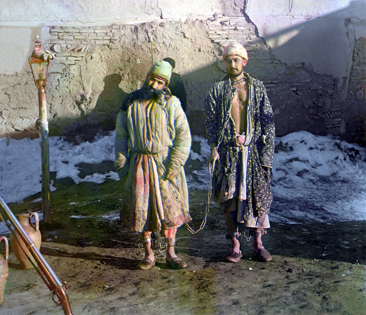 Två fångar i bojor och en vakt bakom dem, Ryska riket, mellan 1905 och 1915 av Sergey Prokudin Gorsky