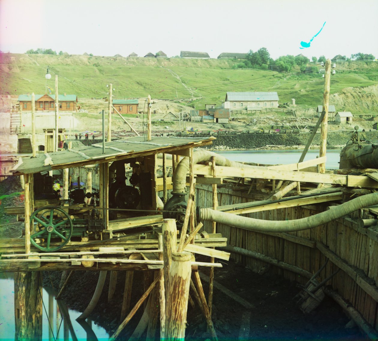 Vattenpumpar vid Kuzminskoe vid Oka-floden under byggandet av en damm och sluss, 1905-1915 av Sergey Prokudin Gorsky