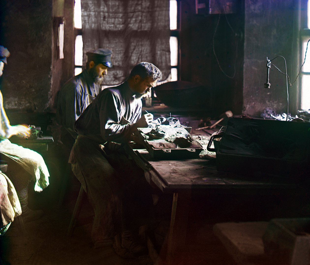 Arbetare som gjuter en konstnärlig gjutning vid Kasli Iron Works, Uralbergen, Ryska imperiet, 1910 av Sergey Prokudin Gorsky