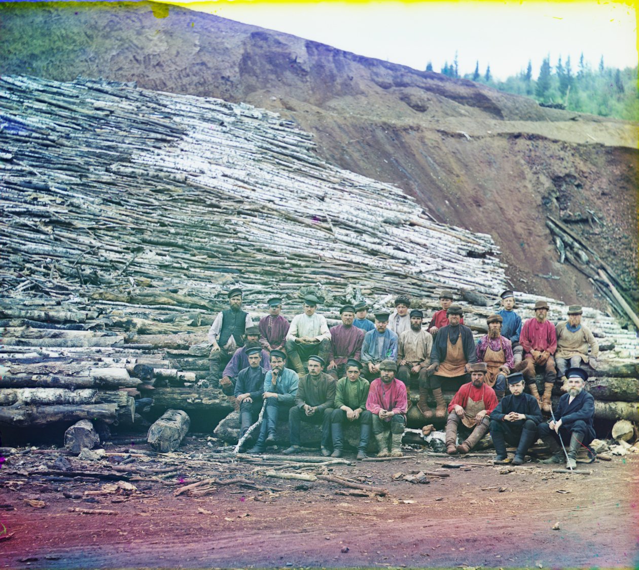 Arbetare förbereder stockar för smältning av järnmalm, 1905-1915 av Sergey Prokudin Gorsky