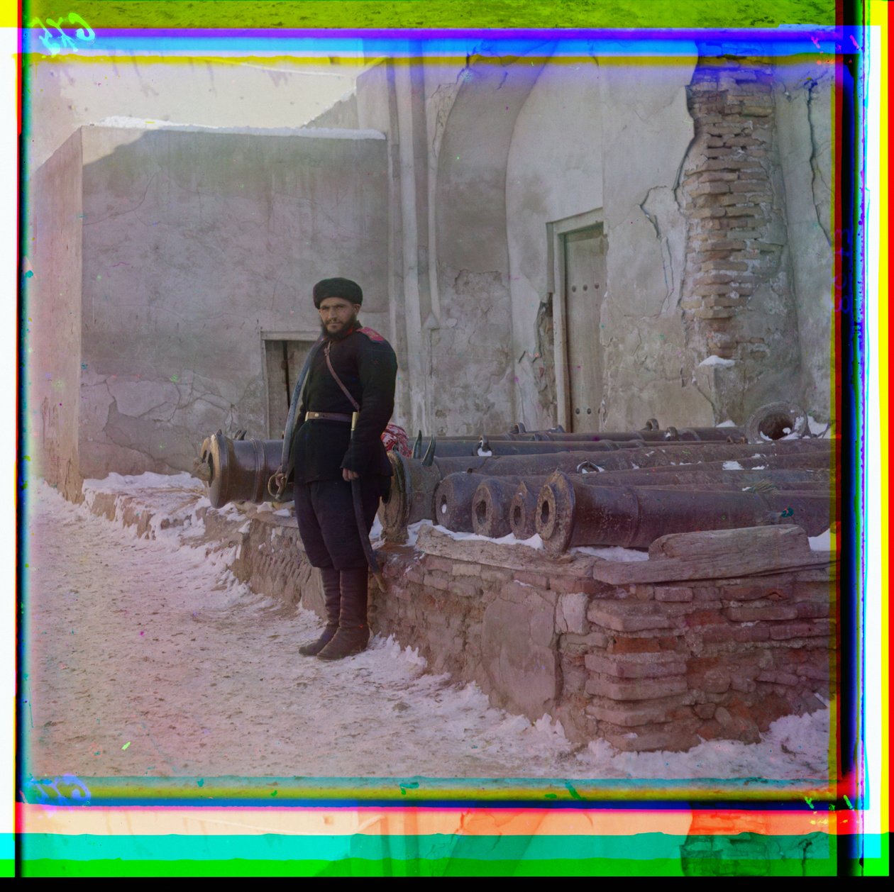 En rysk soldat står vakt vid ett palats bredvid gamla kanoner i Bukhara, 1915 av Sergey Prokudin Gorsky